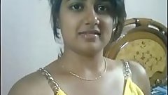 Desi ladki poora dikhate hue .MP4