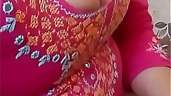 Cute Busty Desi Bhabhi Revealing her mastt milky Doodh